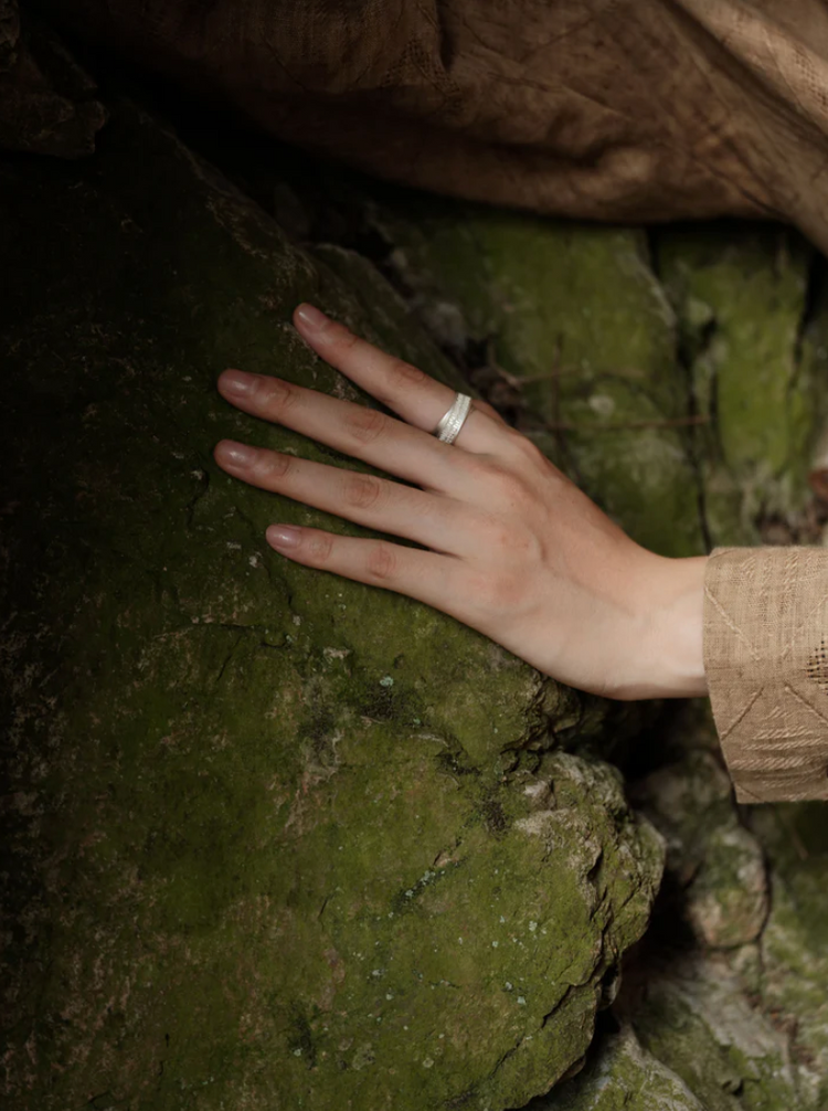 CUNZU| 炽火 | Flamme Dansante Filigree Cross Ring