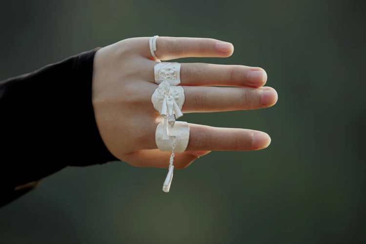 CUNZU| 穗SUI | Flower shaped silver ring with hangings and embossed pattern