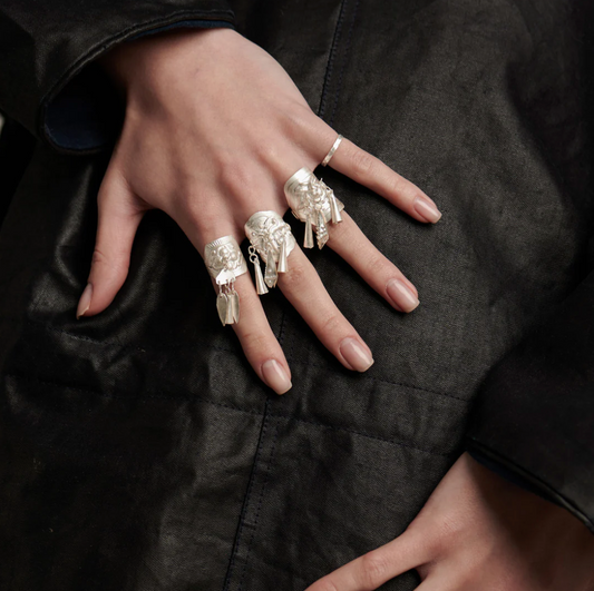 CUNZU| 穗SUI | Flower shaped silver ring with hangings and embossed pattern