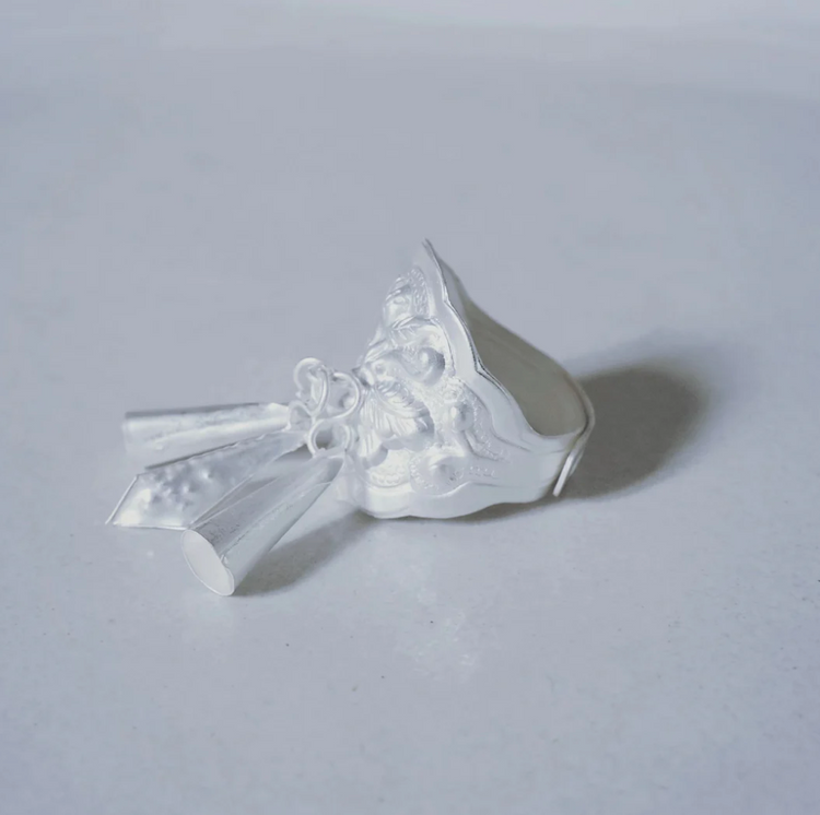 CUNZU| 穗SUI | Flower shaped silver ring with hangings and embossed pattern