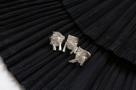 CUNZU| 穗SUI | Handmade silver ring with bell-shaped hangings and embossed bee pattern