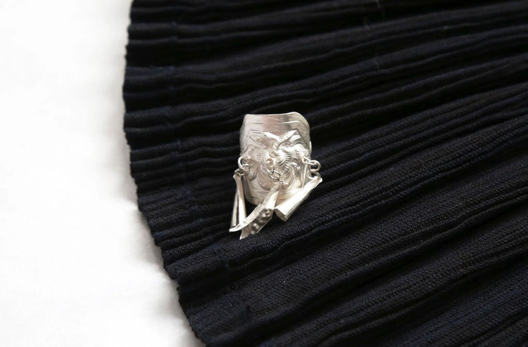 CUNZU| 穗SUI | Handmade silver ring with bell-shaped hangings and embossed bee pattern