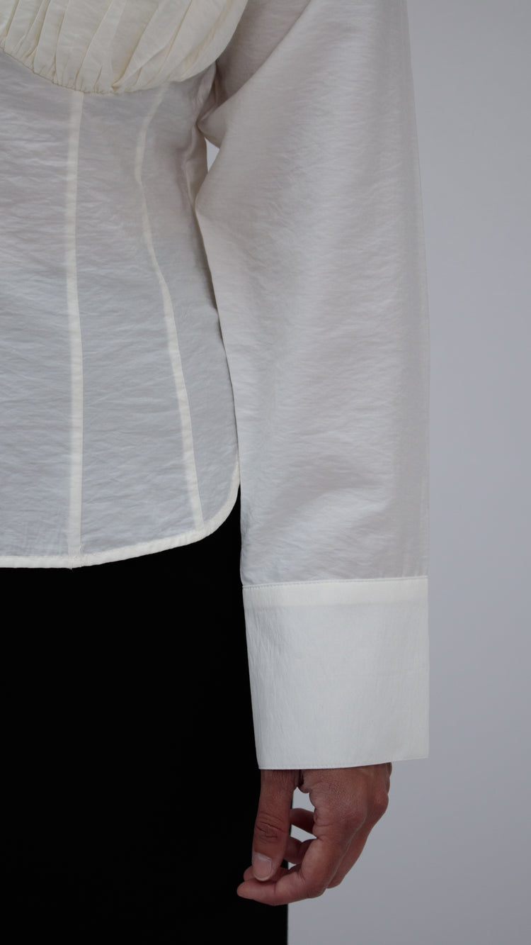 26 Years old |Pleated waist Structured Blouse / white