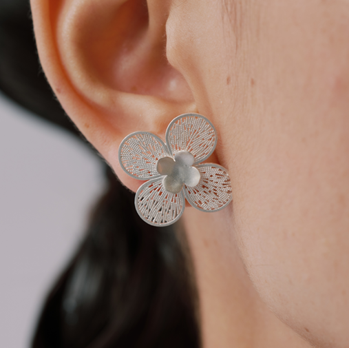 THREADS OF PASSAGE 99 Boucles d’oreilles artisanales en argent fin à quatre pétales ajourés CUNZU 2601