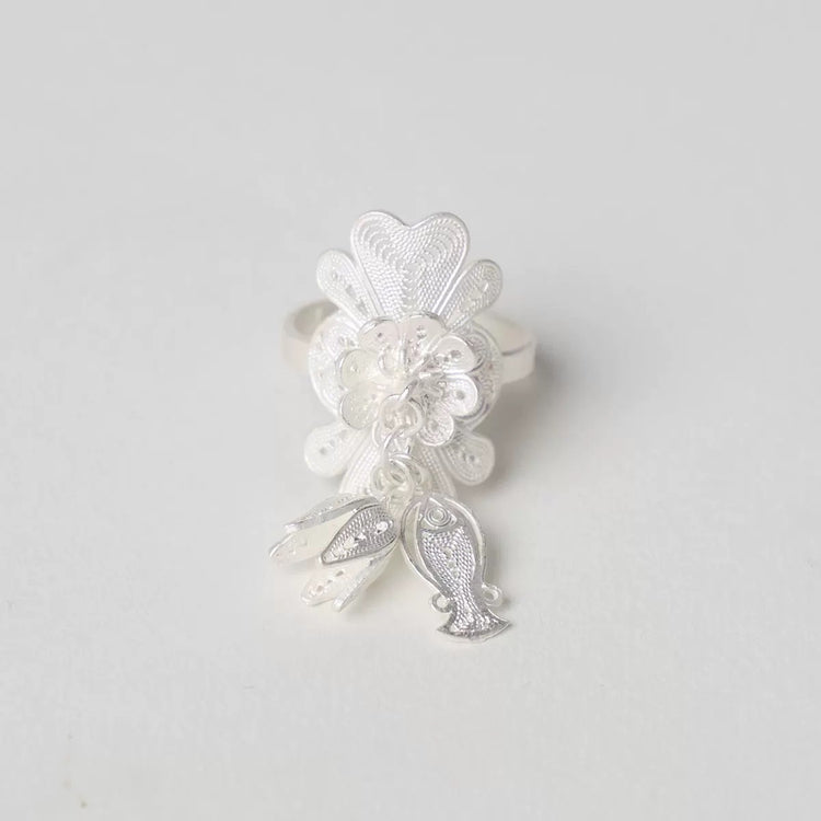 CUNZU| 穗SUI | Flower shaped silver rings with fish and bloom hangings