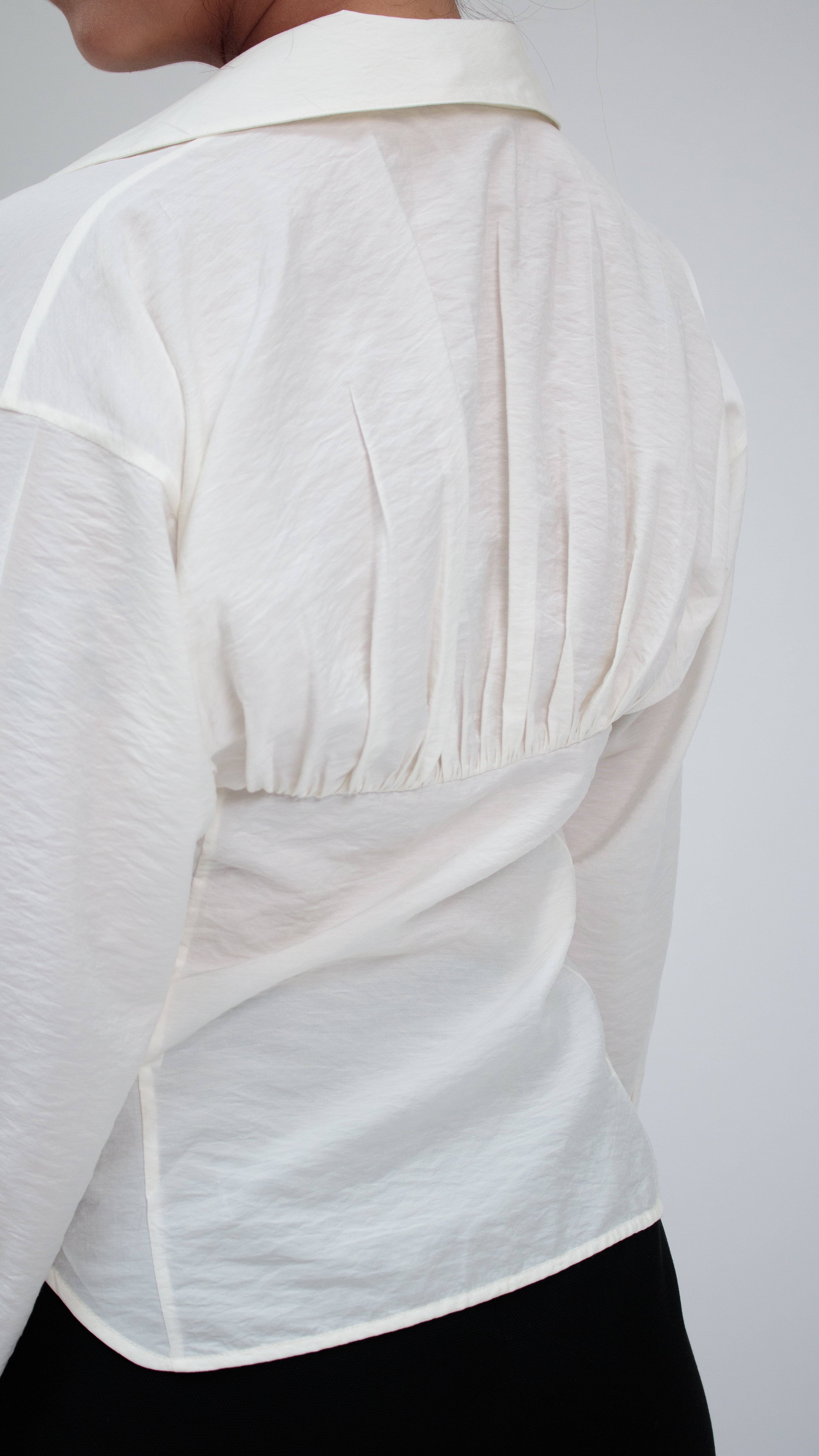 26 Years old ｜Pleated waist Structured Blouse / white