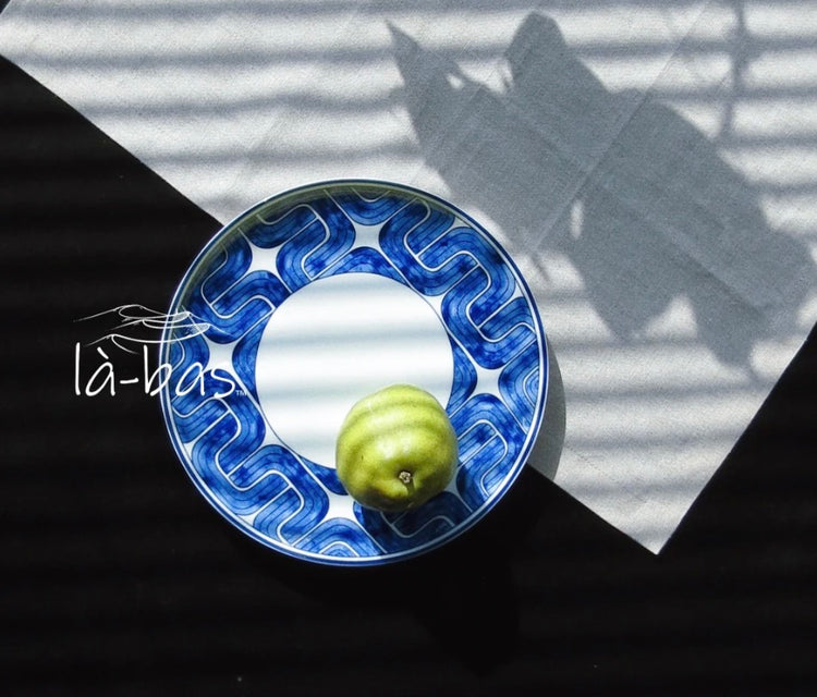 LA-BAS| 青花瓷艺术餐盘 Blue and White Porcelain Art Plate|如玉 Alike Jade| 行云流水 WAVES 26cm