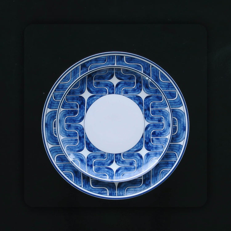 LA-BAS| 青花瓷艺术餐盘 Blue and White Porcelain Art Plate|如玉 Alike Jade| 行云流水 WAVES 26cm