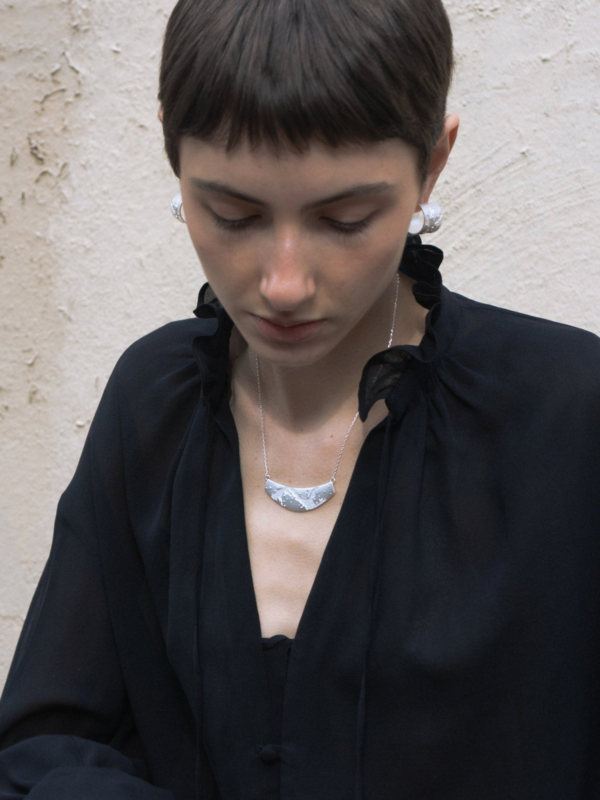 MENGJIAO FENG Brushed Texture Necklace — official model photograph