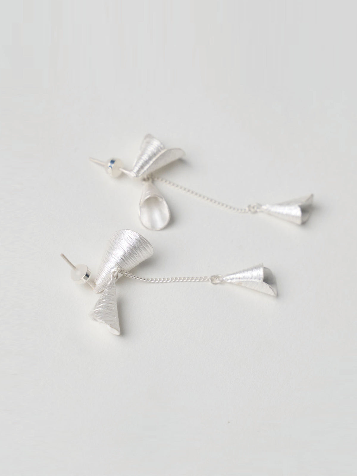 谷风Brise De Vallée Bells Earrings — official product photograph on a light grey background
