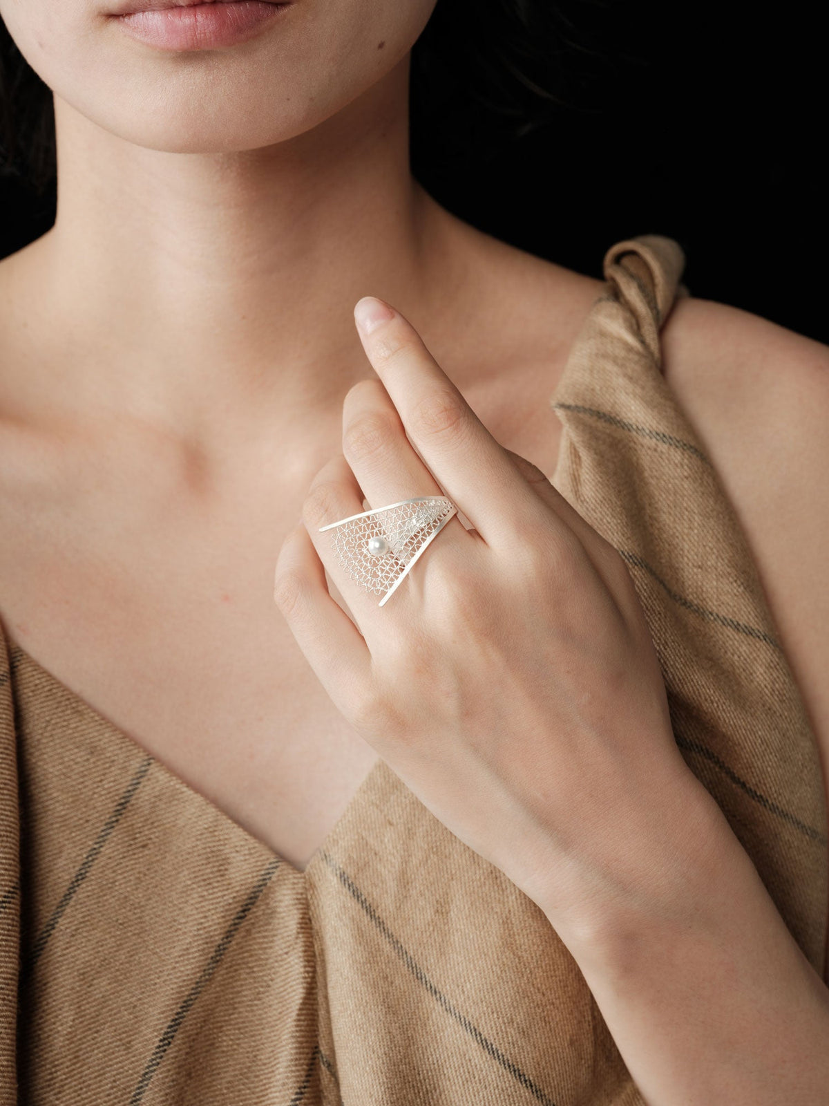 炽火 Flamme Dansante Filigree Ring With Fresh Water Pearl — official model photograph